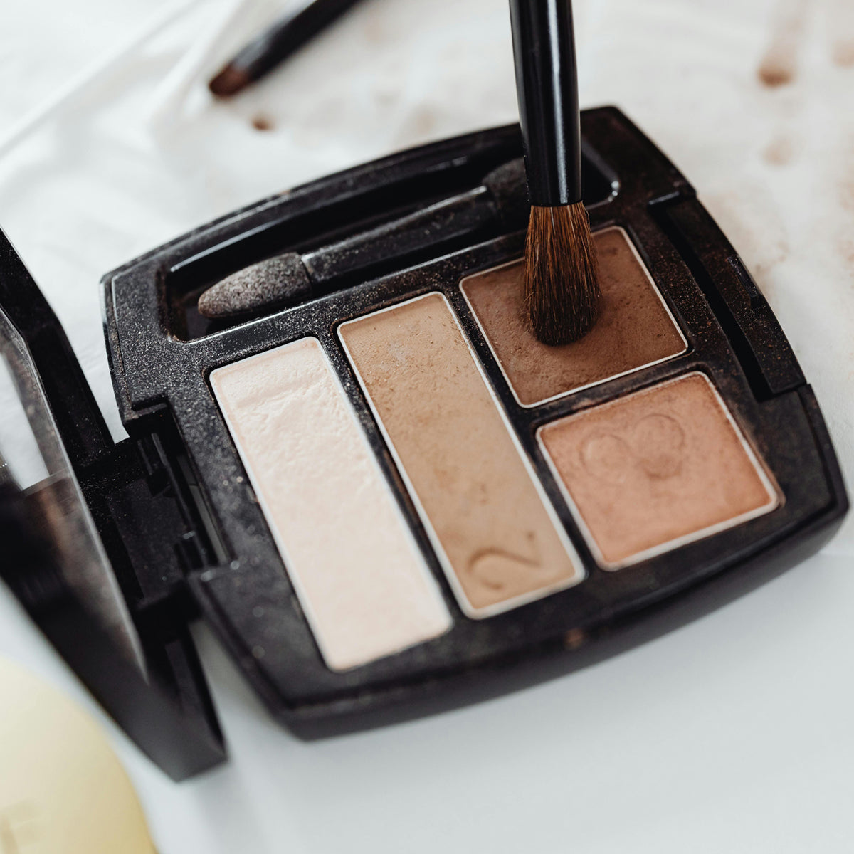 Square Metal Pans 19.7mm – 200pcs Refillable Tins for Solid Balm, Eyeshadow, Perfume, and Watercolor – 0.6g Non-Magnetic Pans for Custom Magnetic Palettes