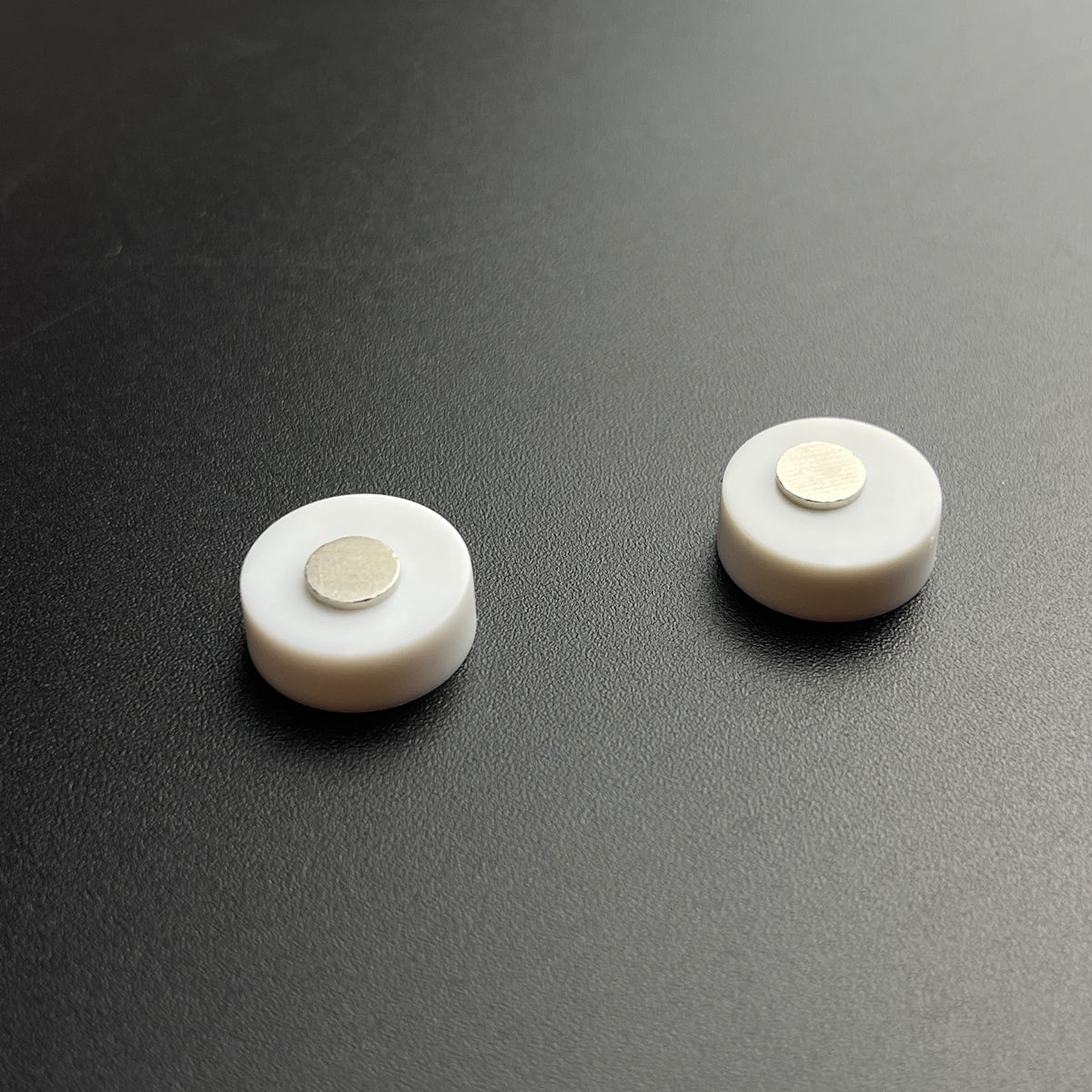 0.6ML 100Pcs, Watercolor Button Pans with Magnets, Small Magnets,Rare Earth Magnets, Empty Artist Paint Pan Kits for DIY Watercolor Oils or Acrylics Painting Travel Tin Case Palette Art Drawing