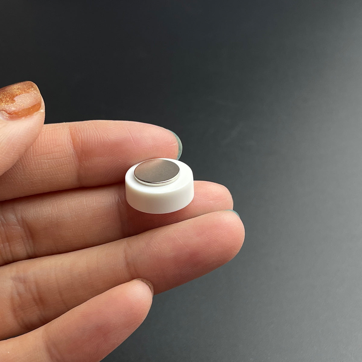 0.6ML 1000Pcs, Watercolor Button Pans with Rare Earth Magnets for DIY Watercolor Oils or Acrylics Painting Travel Tin Case Palette Art Drawing