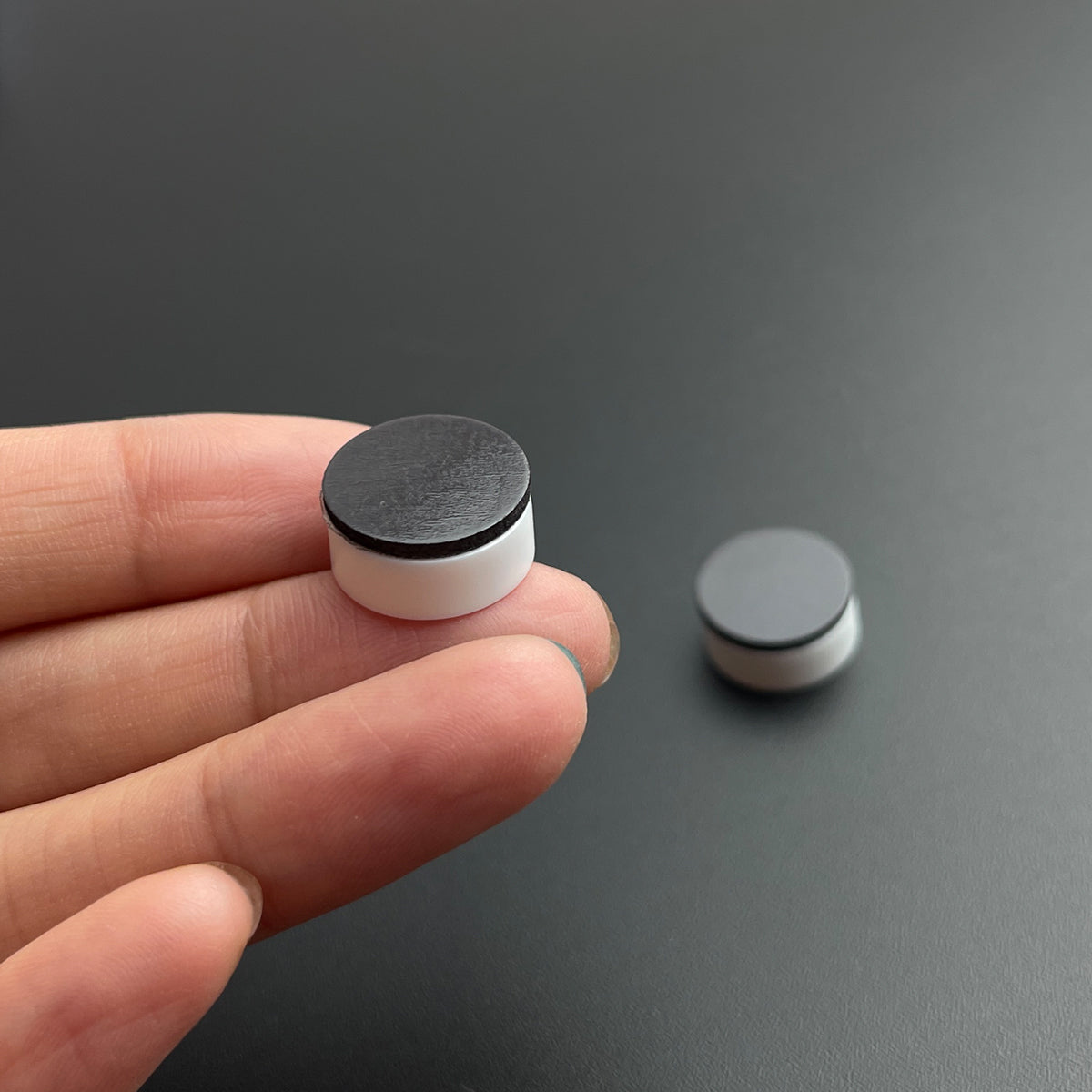 0.6ML 1000Pcs, Watercolor Button Pans with Rare Earth Magnets for DIY Watercolor Oils or Acrylics Painting Travel Tin Case Palette Art Drawing