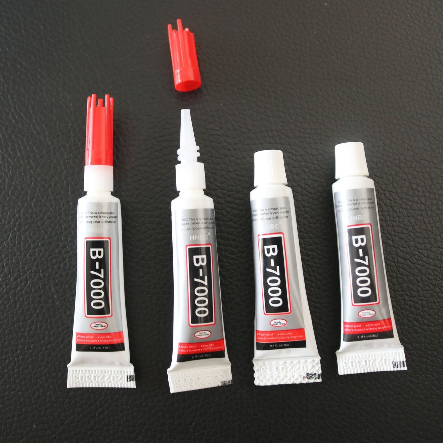 Detailed view of B7000 glue open nozzle – clean, mess-free and controlled glue dispensing