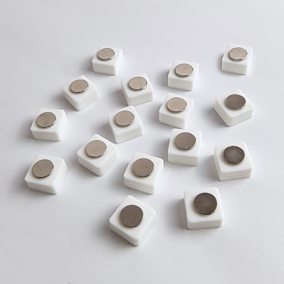 Magnetic Mini Watercolor Pans – 0.5ml Square Plastic Paint Pans with Neodymium Magnet for Art Schools, Workshops & Retail Kits, 1000pcs Bulk Pack