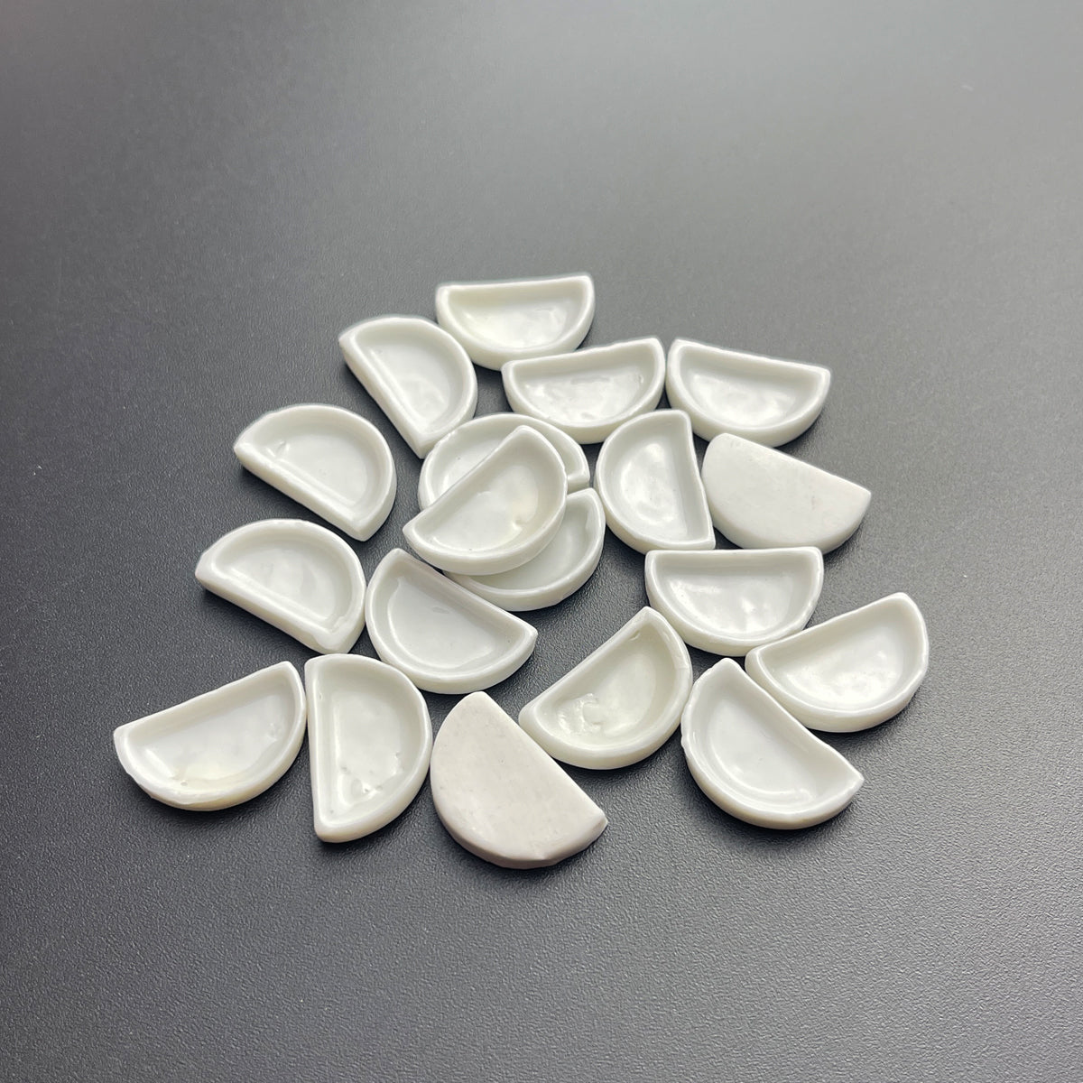 100pcs ceramic watercolor pans in assorted sizes (0.3ml, 3.5ml, 7ml) for refillable palettes, DIY paint making and artist use