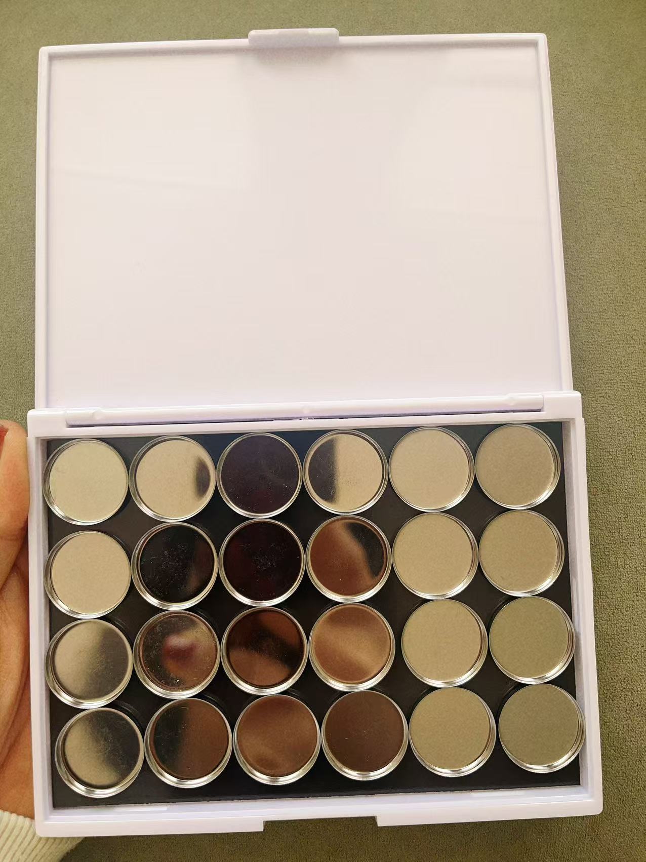 Small Empty Eyeshadow Palette, Magnetic Makeup Palette without Mirror, Refillable Eyeshadow Palette Empty Lipstick Pallet Empty Eyeshadow Pans for Eyeshadow Lipstick Blush Powder