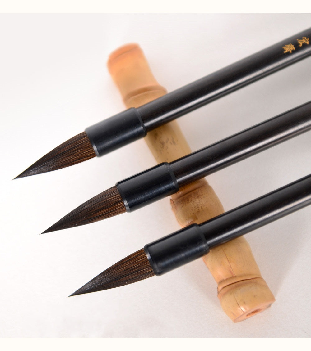 Watercolor brush made with squirrel hair, raccoon dog hair and nylon fibers